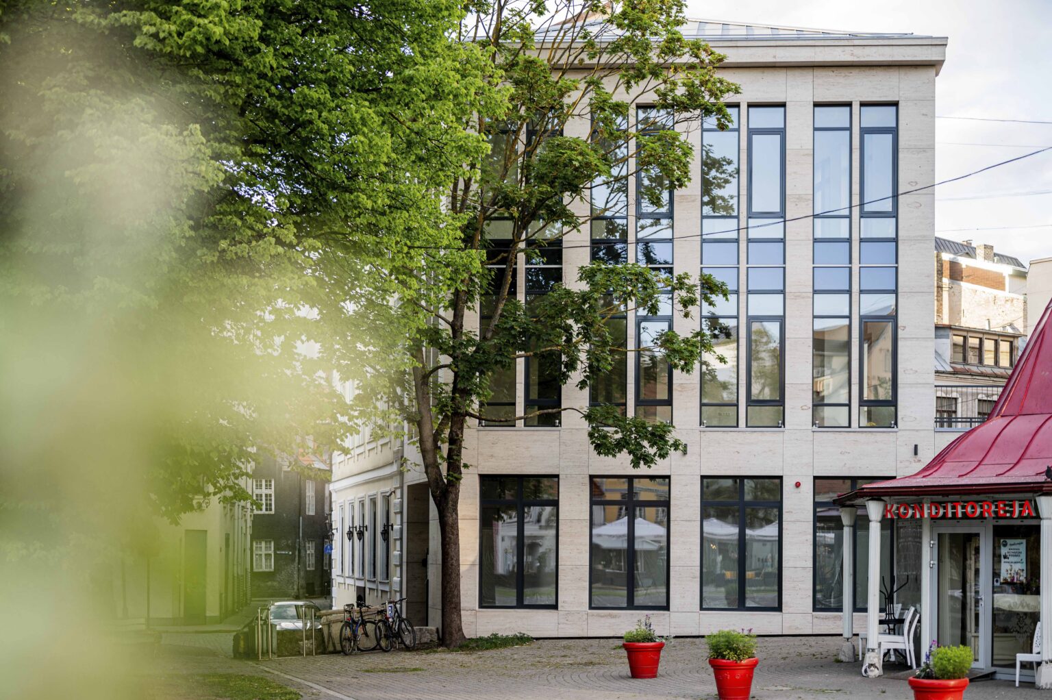 Ofisu un restorāna ēka Vecrīgā